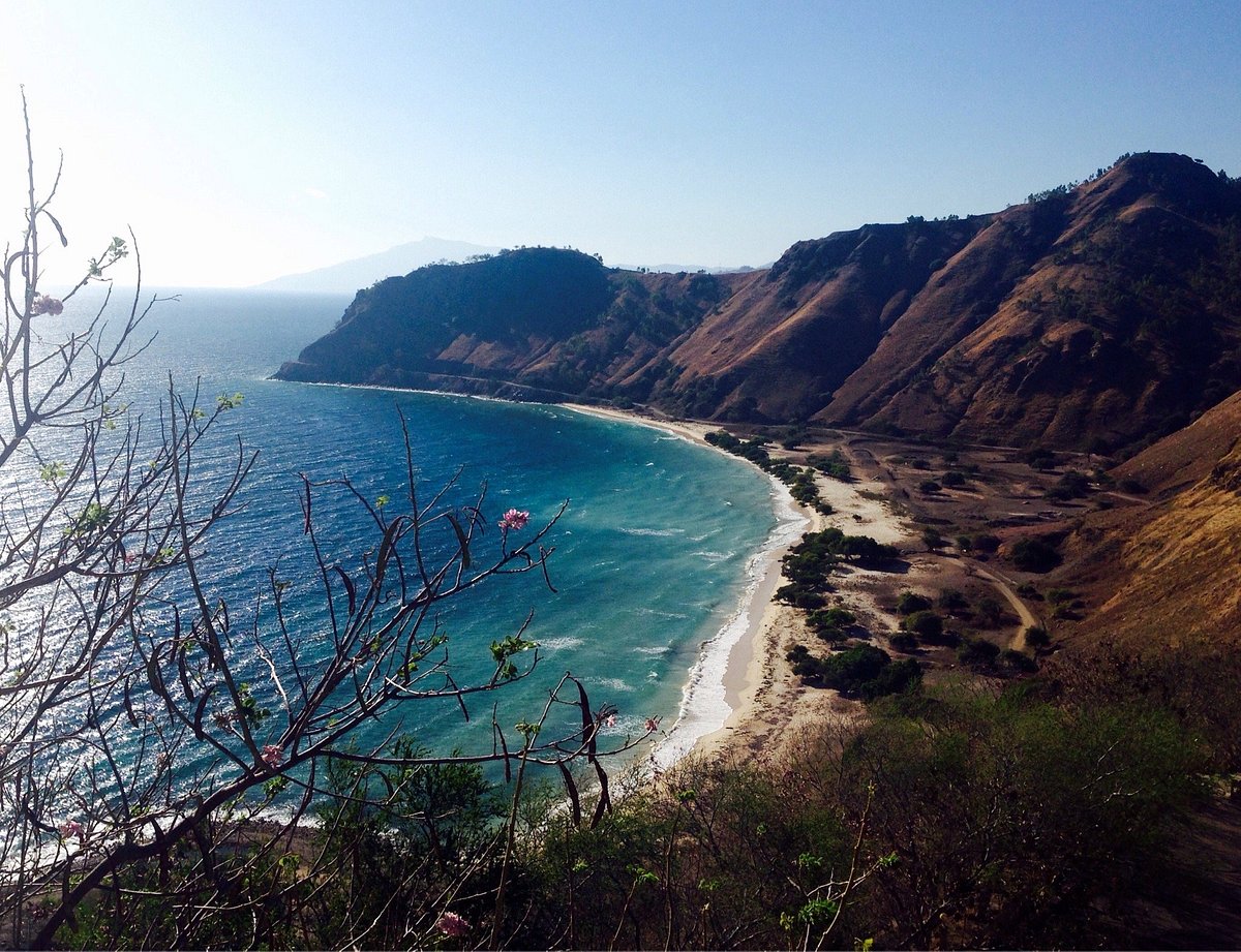 Pantai Pasir Putih Kristu Rei